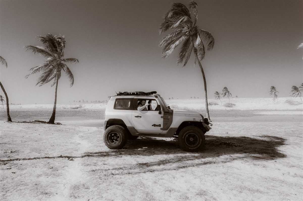 Jeep 4x4 entre coqueiros na praia – Roots Kite