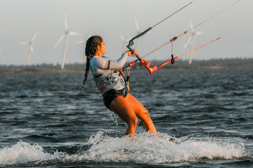 Downwind kitesurf Roots Kite por do sol