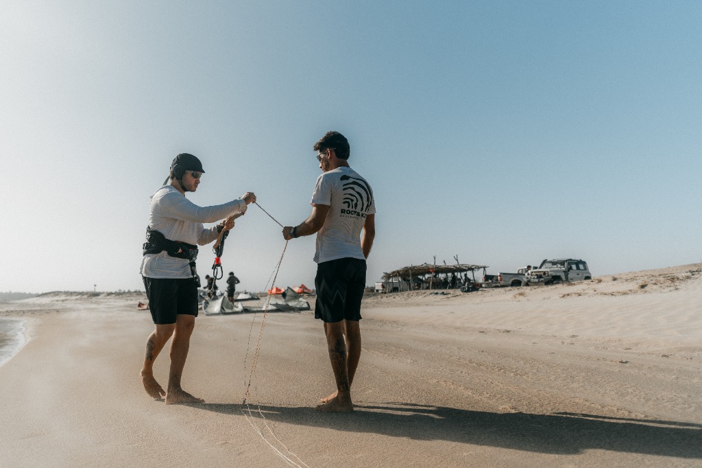 Kite Trip Roots Kite preparacao na praia